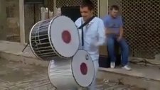 İki Davulu Aynı Anda Çalan Çılgın Müzisyen