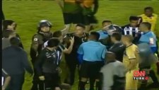 Sahaya giren masör gol kurtardı