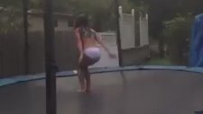 Kızı Trambolinden Alıp Havuza Atmak
