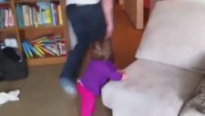 Sevimli Bebek Babasının Sakalsız Halini Görünce