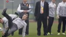 David Beckham Topa Vururken Düştü