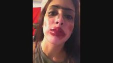 Umarsızca Makyaj Yapan Kız