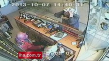 Kadın kuyumcu silahlı soyguncuyu etkisiz hale getirdi