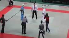 Sinirlenen Hakem Sporcuları Fena Dövdü
