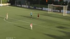 Ajaxlı Türk Gencin 40 Metreden Müthiş Aşırtması!