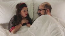 Makina Kafa - Az Kalsın Sevişiyorduk - Yatakta Aşk Başkadır