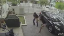Kapkaççıları Dayakla Püskürten Kadın