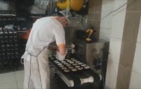 Kuru Pasta Makinası - Topkek Dökerken