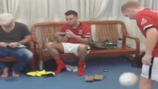 Salgado Ve Scholes Soyunma Odasında Şov Yaptı!