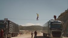 Volvo Tırları - İp Cambazının Zamana Karşı Gösterisi