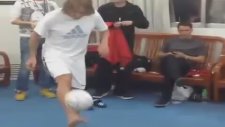 Salgado ve Scholes Soyunma Odasında Şov Yaptı