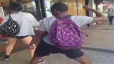 Sevgililerin Sokaktaki Çılgın Dansı
