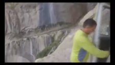Uçurumun kenarında nefes kesen yolculuk...