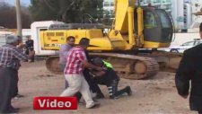 Eylem yaptığı iş makinesiyle polise çarptı