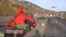 Nar Yüklü Tır Devrildi Karayolu Kırmızıya Boyandı!