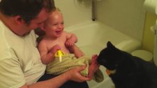 Bebeği Gıdıklayan Kedi