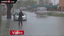 Kuvvetli Sağanak İzmir'i Felç Etti