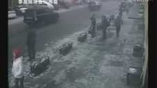 Arabanın Üstüne Buz Kütlesi Düştü