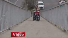 Engellilerin üst geçitte ‘engel’le mücadelesi