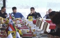Fenerbahçeli Futbolcuların Yemeğinden Çok Özel Görüntüler
