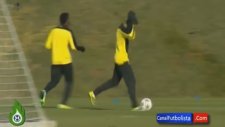 Neymar, Alex Song'a Öyle Bir Çalım Attı Ki...