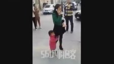 Çin'de Kızını Yerde Sürükleyen Anne