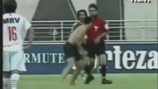 Futbol Maçlarında Hakemlerin Başına Gelenler