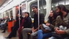 Ankara Metrosunda Ethem Sarısülük'lü Müzik Şöleni (Tepki İçermez)
