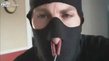 Burnunda Torpil Patlatan Adam