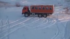 Karlı Arazide Drift Yapan Kamyon