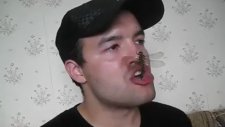 Çocukların Gözü Önünde Böceği Çiğ Çiğ Yiyen Adam
