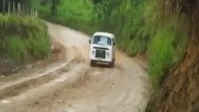 Çamurda Minibüsle Drift Yapmak