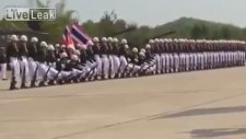 Taylandlı Askerlerin Müthiş Gösterisi