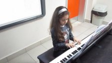 2/b Sınıfı Adasu Sılay Piyano Performansı Topkapı Doğa Koleji