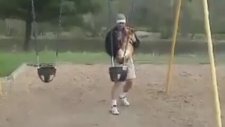 Sallanmayı seven köpek!