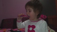 Diş Fırçalayan Çocuk