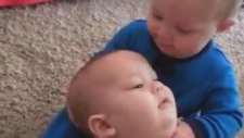 İkiz Bebeklerin İlk Kez Birbirlerini Öptüğü An