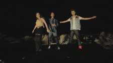 Anise K Ft Lance Bass, Ian Thomas ,bella Blue & Snoop Dogg : Walking On Air