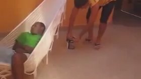 Uyuyan Arkadaşa Torpil Şakası