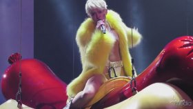 Miley Cyrus - Riding A Giant Hot Dog Miley Cyrus - Riding A Giant Hot Dog