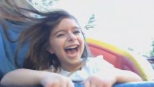 Küçük Kızın İlk Roller Coaster Deneyimi