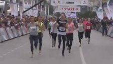Yüksek topukla 100 metre koştular!