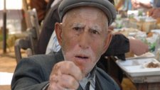 Akp Seçim Aracının Önünü Kesen Amca