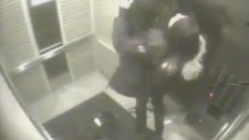 Köpeğini Asansöre Sıkıştıran Kadın