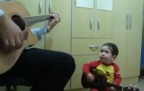 Baba İle Minik Çocuktan Gitar Show