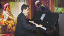 Akustik Piyano İle Klasikleri Çalmak Bir Bahar Akşamı Rastladım Size Sevinçli Bir Telaş İçinde Eseri