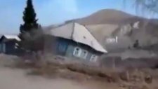 Kazakistan'da Dev Obruk Evi Yuttu