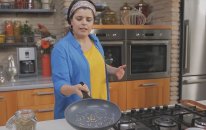 Tavayı Sallayarak Yemeği Çevirmek