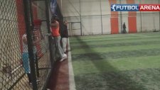 Halı sahada tel örgülere girdi!