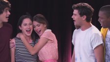 Violetta: Francesca y los chicos cantan ¨Juntos Somos Más¨ (Ep 50 Temp 2)